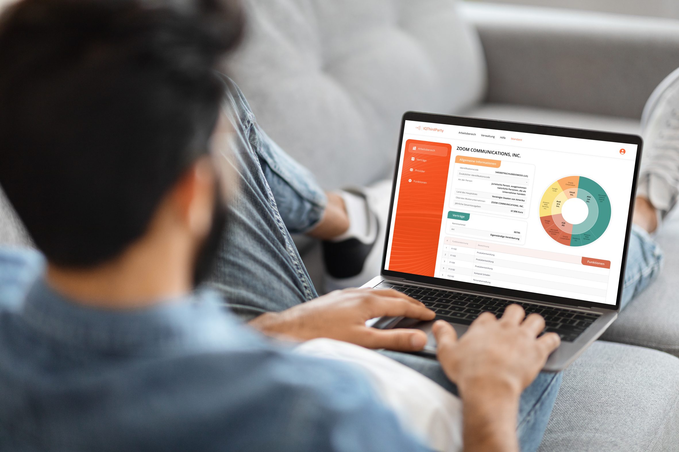 Person arbeitet am Laptop, zeigt Software-Dashboard mit Diagramm auf dem Bildschirm.