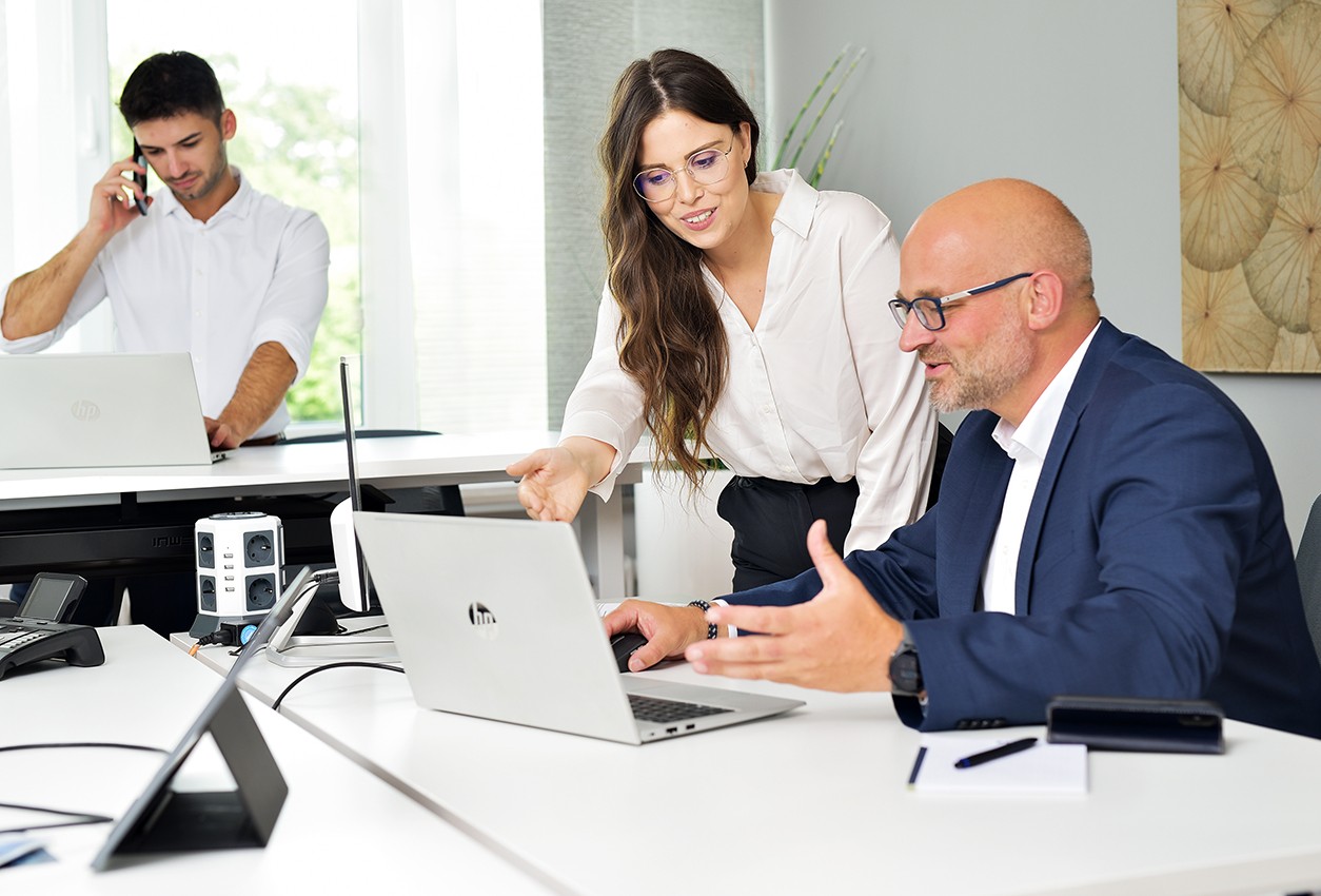thumbnail_Andi-Werner-Foto-2398-web google Personen arbeiten zusammen im modernen Büro mit Laptops und Telefon.